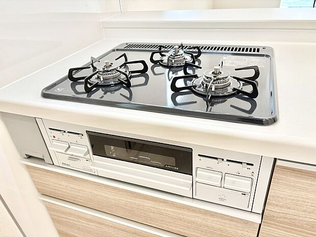 【その他設備(Ｓｉセンサーコンロ)】ガスコンロはＳｉセンサー搭載。火力調節や焦げ付き・消し忘れも防いでくれます。