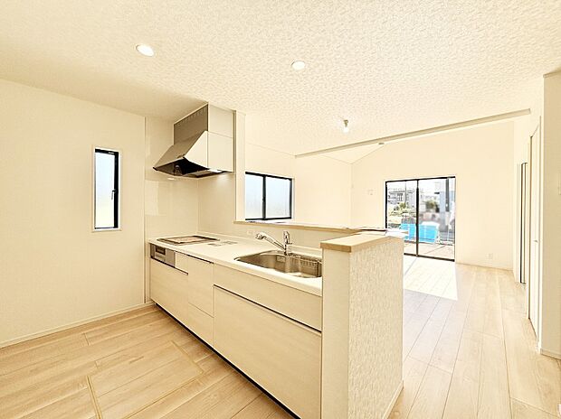 【ダイニングキッチン】料理をしながらご家族との会話を楽しめる対面カウンターキッチン