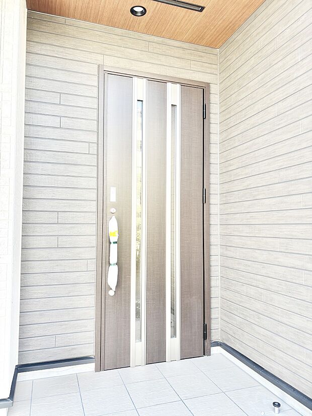 【玄関】玄関前は雨が降っても濡れにくい屋根付き