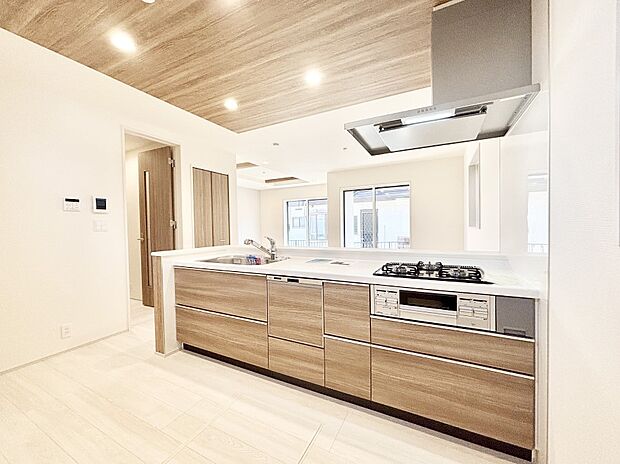 【ダイニングキッチン】料理をしながらご家族との会話を楽しめる対面カウンターキッチン