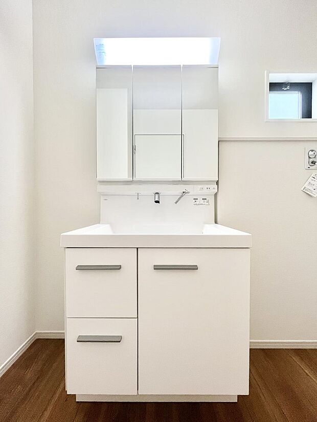 【洗面台・洗面所】大きく見やすい三面鏡で清潔感ある洗面台は、身だしなみチェックや肌のお手入れにおすすめです。