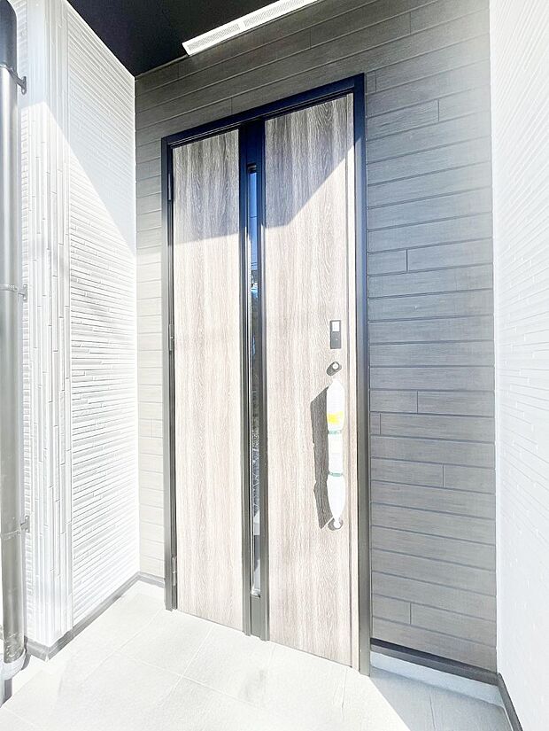 【玄関】玄関前は雨が降っても濡れにくい屋根付き