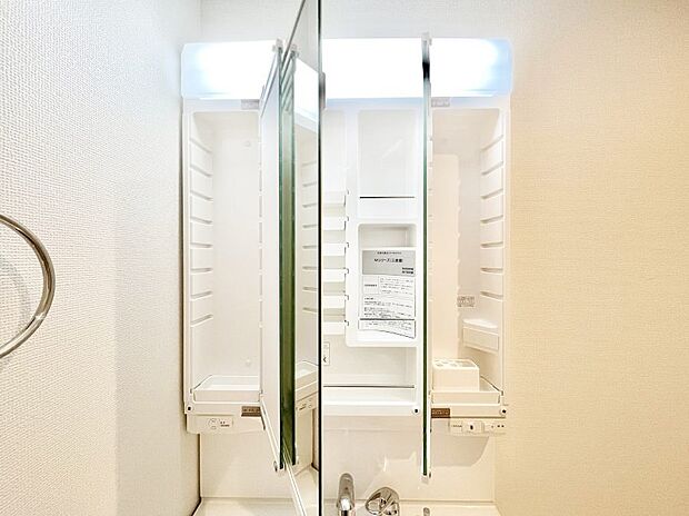 【その他設備(三面鏡裏収納)】三面鏡の裏に、化粧品や衛生用品などを収納可能。洗面台をすっきりと保ちます!