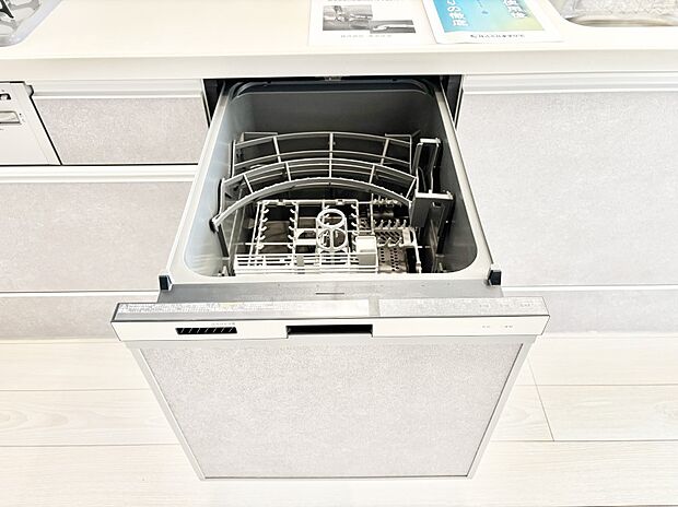 【その他設備(食洗機)】面倒なお片づけは食洗機にお任せ！家事の負担が減って、時間にも気持ちにもゆとりができます。