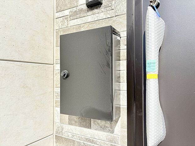 【その他現地】シンプルデザインのポスト。