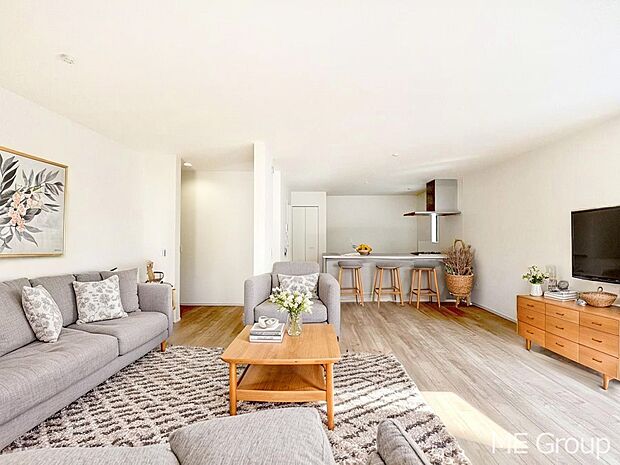 【リビング】家族の和やかな会話が聞こえてきそう。開放感のあるリビングです。※家具はCGです  