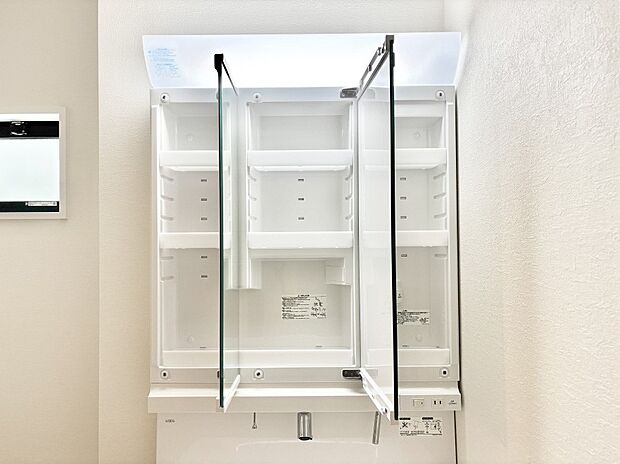 【その他設備(三面鏡裏収納)】三面鏡の裏に、化粧品や衛生用品などを収納可能。洗面台をすっきりと保ちます！