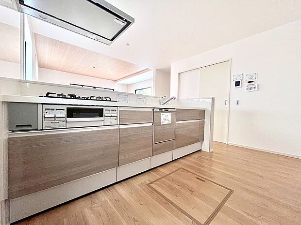 【ダイニングキッチン】料理をしながらでもご家族との会話を楽しめる対面キッチン