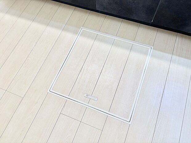 【その他設備(床下収納)】床下収納付き！日用品・非常用品の収納にも大活躍。