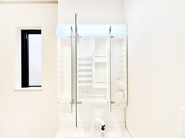 【その他設備(三面鏡裏収納)】三面鏡の裏に、化粧品や衛生用品などを収納可能。洗面台をすっきりと保ちます！