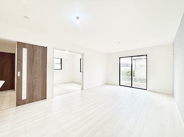 【ダイニング】家族の笑顔が自然と生まれてくる、そんな雰囲気のダイニングに仕上がっています。