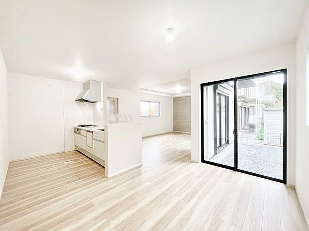 【リビングダイニング】大きな窓からたっぷりの陽光と風を感じられるリビング