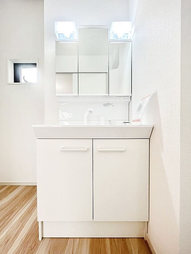 【洗面台・洗面所】スタイリングに便利な三面鏡、ミラーキャビネットで細かい物スッキリ