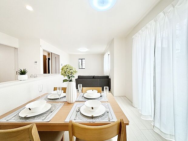 【リビングダイニング】明るい陽光が注ぎ、寛ぎの雰囲気に満たされるリビング・ダイニング。 