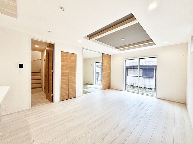 【ダイニング】日当たりの良いリビング。お気に入りのグリーンを飾れば更に心地よさがアップ！