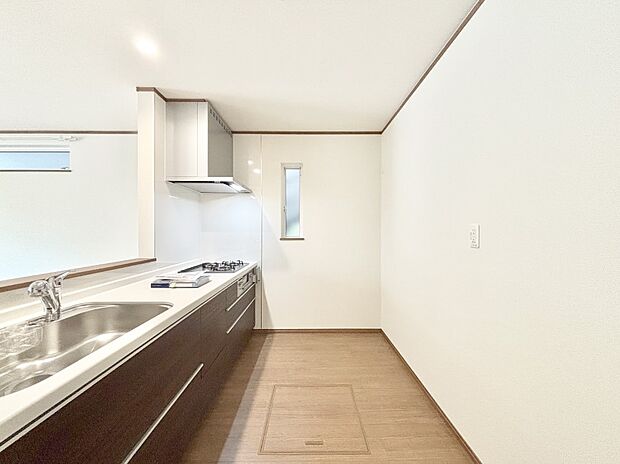 【ダイニングキッチン】爽やかな風が通り抜けるキッチン。窓があるので明るく換気にも役立ちます。