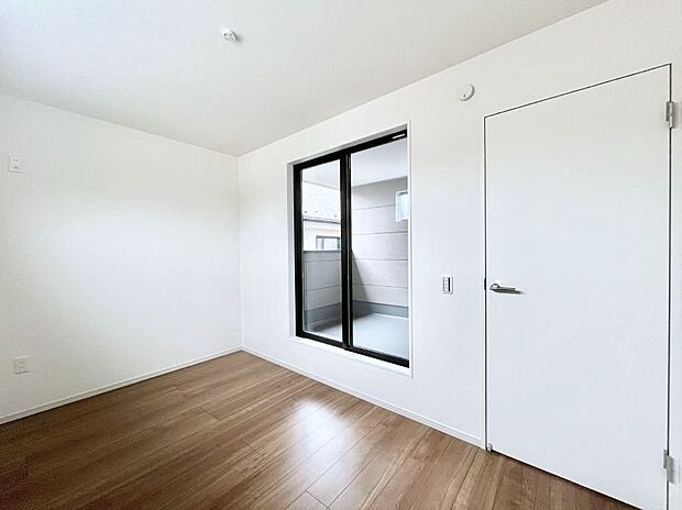 【寝室】明るいバルコニーサイドに洋室を設置。目覚めの良い寝室に。