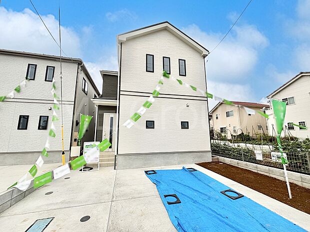 【現地外観写真】洗練された外観、上質な住空間が広がる室内は永く安心して過ごせる住居です。