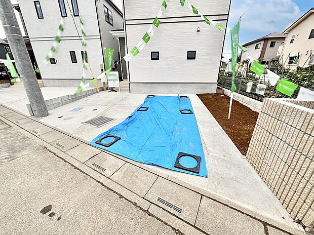 【駐車場】駐車2台可能!急なお客様の駐車に。また、ご家族の自転車スペースとしても大活躍。