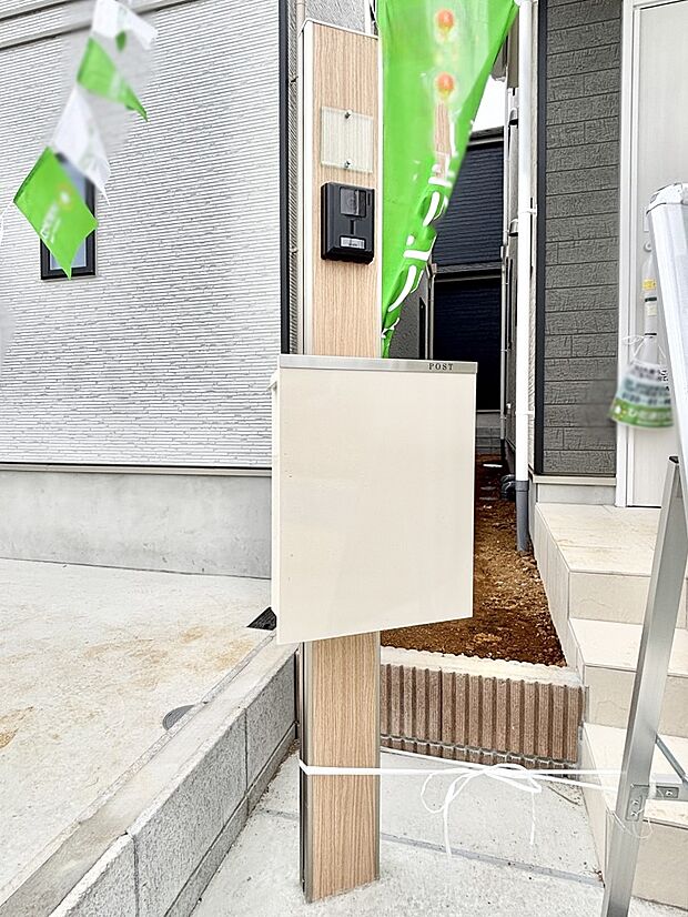 【その他現地】表札・インターホン・ポストをひとつに集約。エントランスになじむシンプルデザイン。