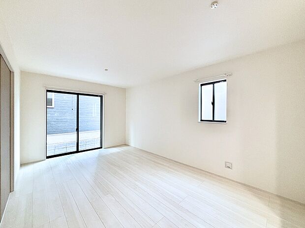 【リビングダイニング】大きな窓からたっぷりの陽光と風を感じられるリビング