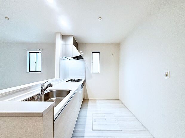 【ダイニングキッチン】料理をしながらでもご家族との会話を楽しめる対面キッチン