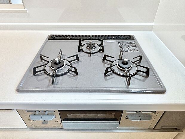 【その他設備(Siセンサーコンロ)】ガスコンロはSiセンサー搭載。火力調節や焦げ付き・消し忘れも防いでくれます。