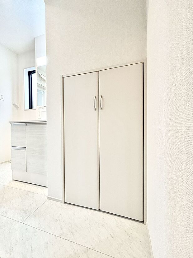 【その他設備(リネンスペース)】便利なリネン庫で、スッキリした使いやすい洗面室に