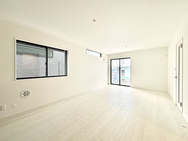 【リビングダイニング】大きな窓からたっぷりの陽光と風を感じられるリビング