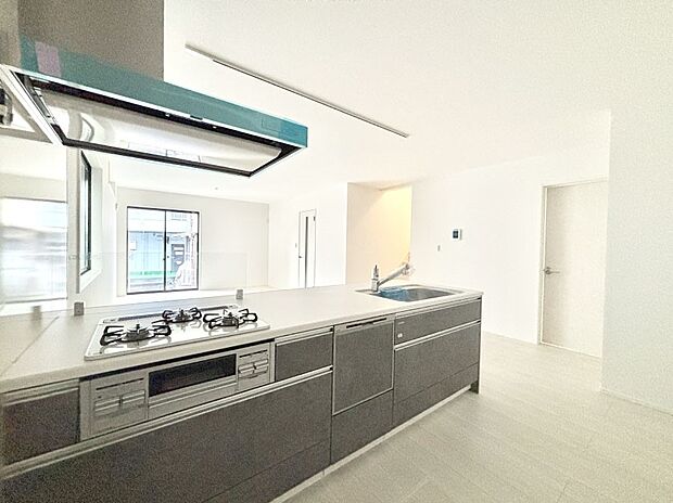 【ダイニングキッチン】料理をしながらでもご家族との会話を楽しめる対面キッチン