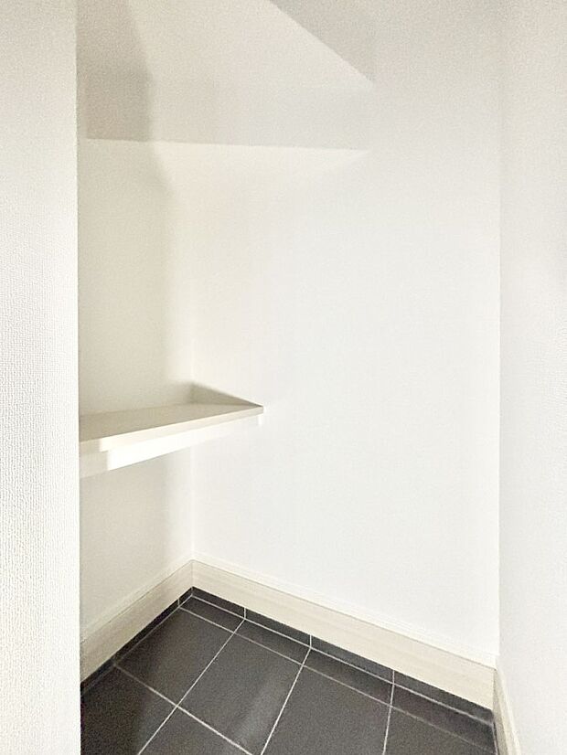 【その他設備(ＳＩＣ)】シューズインクローク付き！雨具やベビーカーも置けます。   