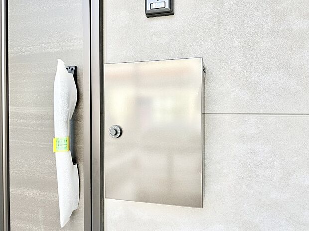 【その他現地】シンプルデザインのポスト。