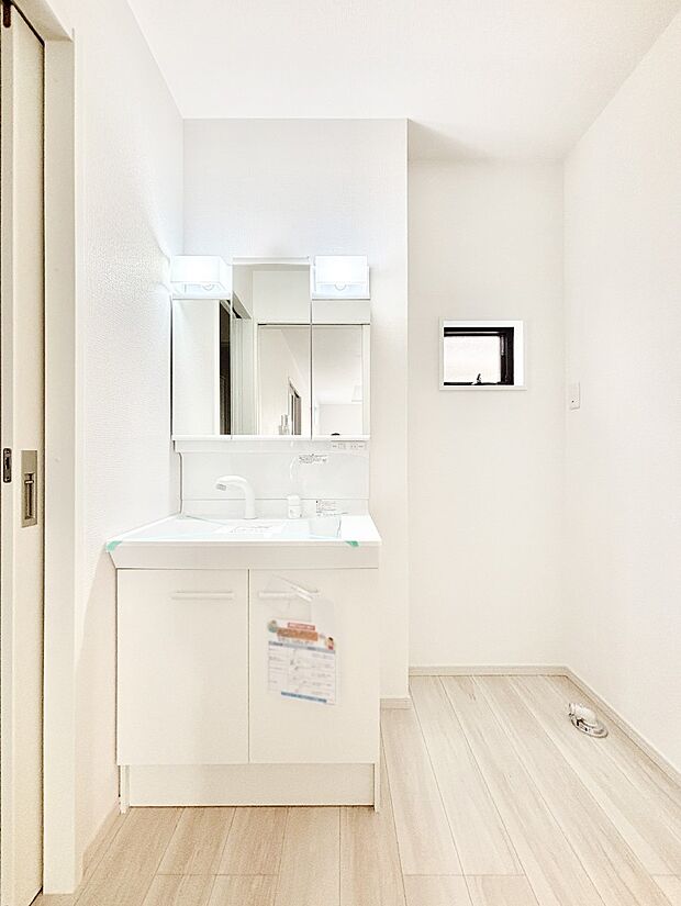 【洗面台・洗面所】スタイリングに便利な三面鏡、ミラーキャビネットで細かい物スッキリ