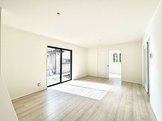 【リビングダイニング】大きな窓からたっぷりの陽光と風を感じられるリビング