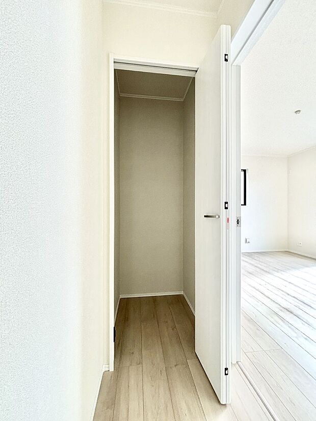 【その他設備(廊下収納)】廊下収納。掃除道具や季節の小物を収納することができます。