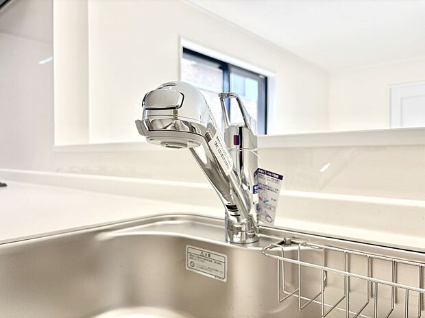 【その他設備(浄水器)】いつでも清潔なおいしいお水を。一つの水栓で水道水と浄水を使い分け。
