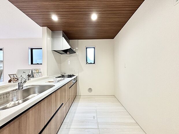 【ダイニングキッチン】爽やかな風が通り抜けるキッチン。窓があるので明るく換気にも役立ちます。