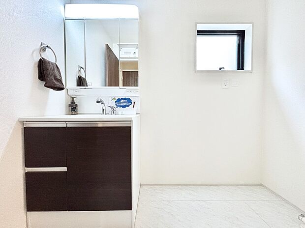 【洗面台・洗面所】大きく見やすい三面鏡で清潔感ある洗面台は、身だしなみチェックや肌のお手入れにおすすめです。