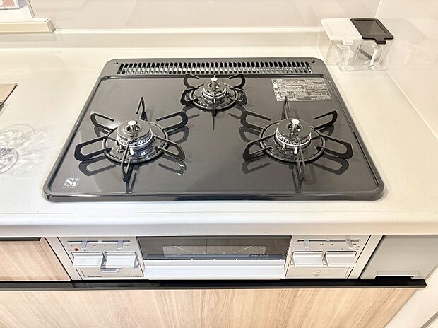 【その他設備(Siセンサーコンロ)】ガスコンロはSiセンサー搭載。火力調節や焦げ付き・消し忘れも防いでくれます。