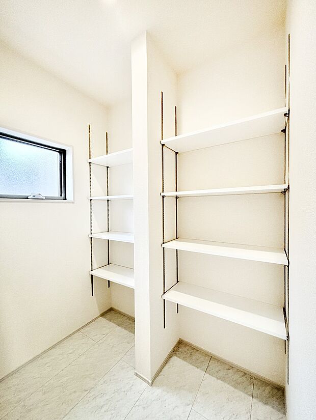 【その他設備(洗面室収納)】散らかりがちなランドリースペースもスッキリ整頓！広々使えて快適ですね