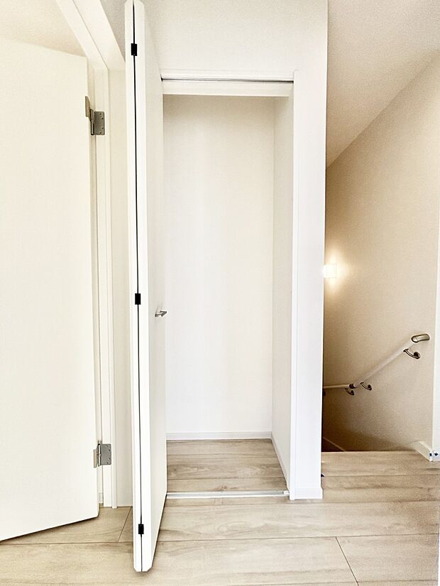 【その他設備(廊下収納)】掃除用具や生活雑貨の保管に便利な廊下収納