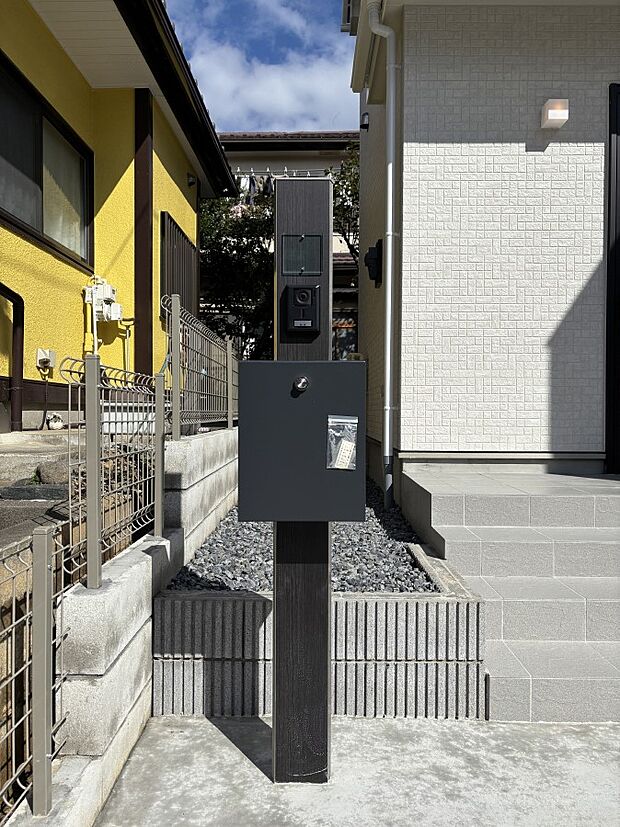 【その他現地】シンプルデザインのポスト。