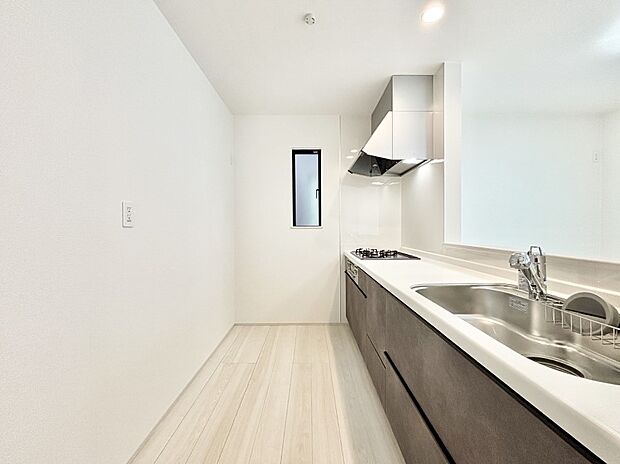 【ダイニングキッチン】料理をしながらご家族との会話を楽しめる対面カウンターキッチン