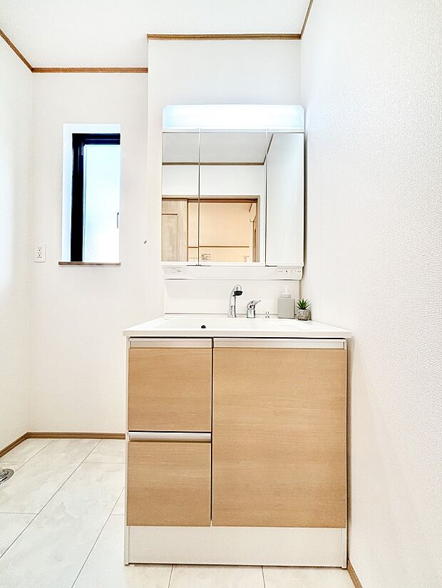 【洗面台・洗面所】スタイリングに便利な三面鏡、ミラーキャビネットで細かい物スッキリ