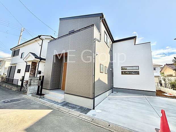 【現地外観写真】たっぷりの陽光と心地よい風が舞い込む住まい