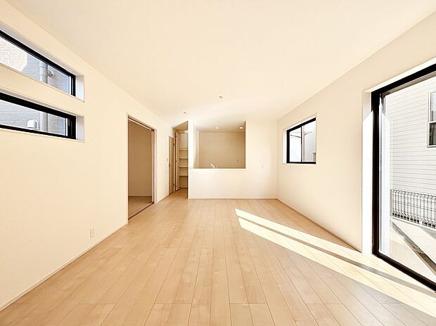 【リビングダイニング】明るい陽光が注ぎ、寛ぎの雰囲気に満たされるリビング・ダイニング。