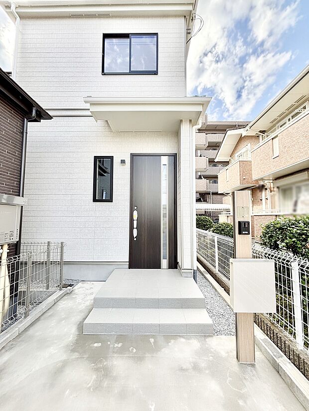 【玄関】大切な家族、来客を出迎える玄関。