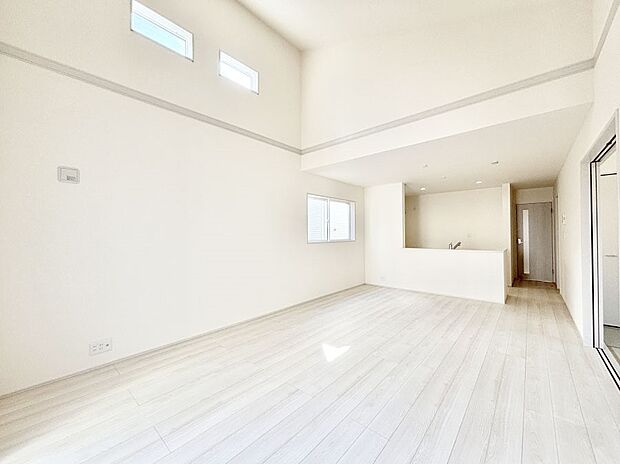 【リビングダイニング】明るい陽光が注ぎ、寛ぎの雰囲気に満たされるリビング・ダイニング。 