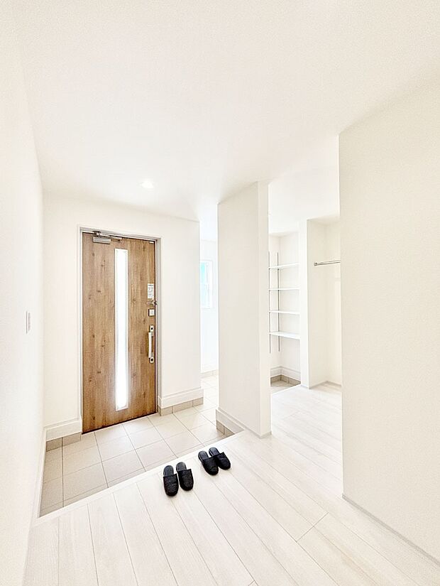 【玄関】収納豊富な玄関収納があるので、散らかりがちな玄関もスッキリ片付きます。