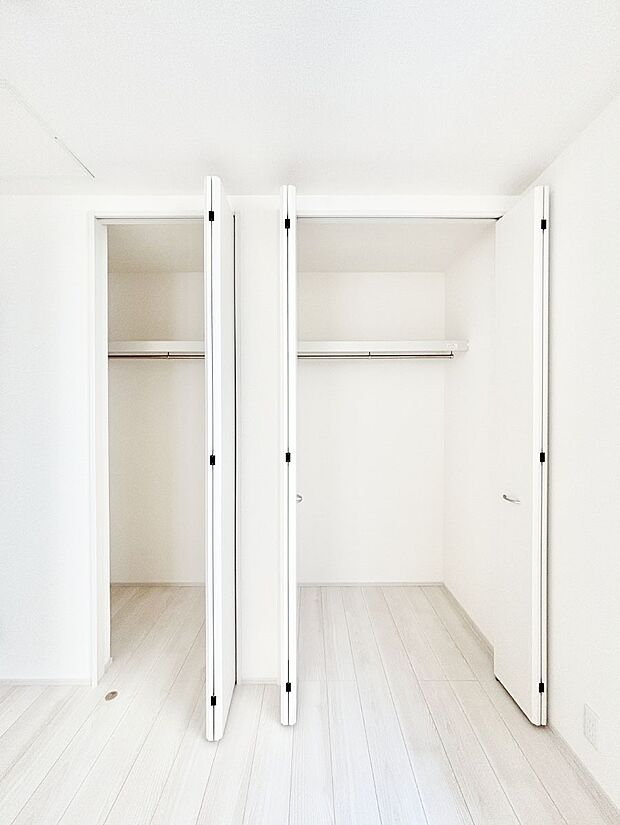 【収納】洋室のクローゼット。奥行きがあるので厚手の衣類もすっきり収まります。